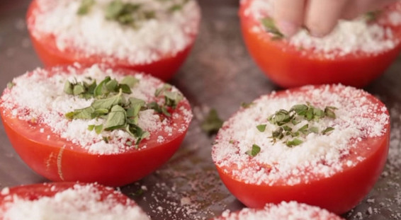 Положите половинки помидоров на противень. Через 15 минут ваши гости будут в восторге…