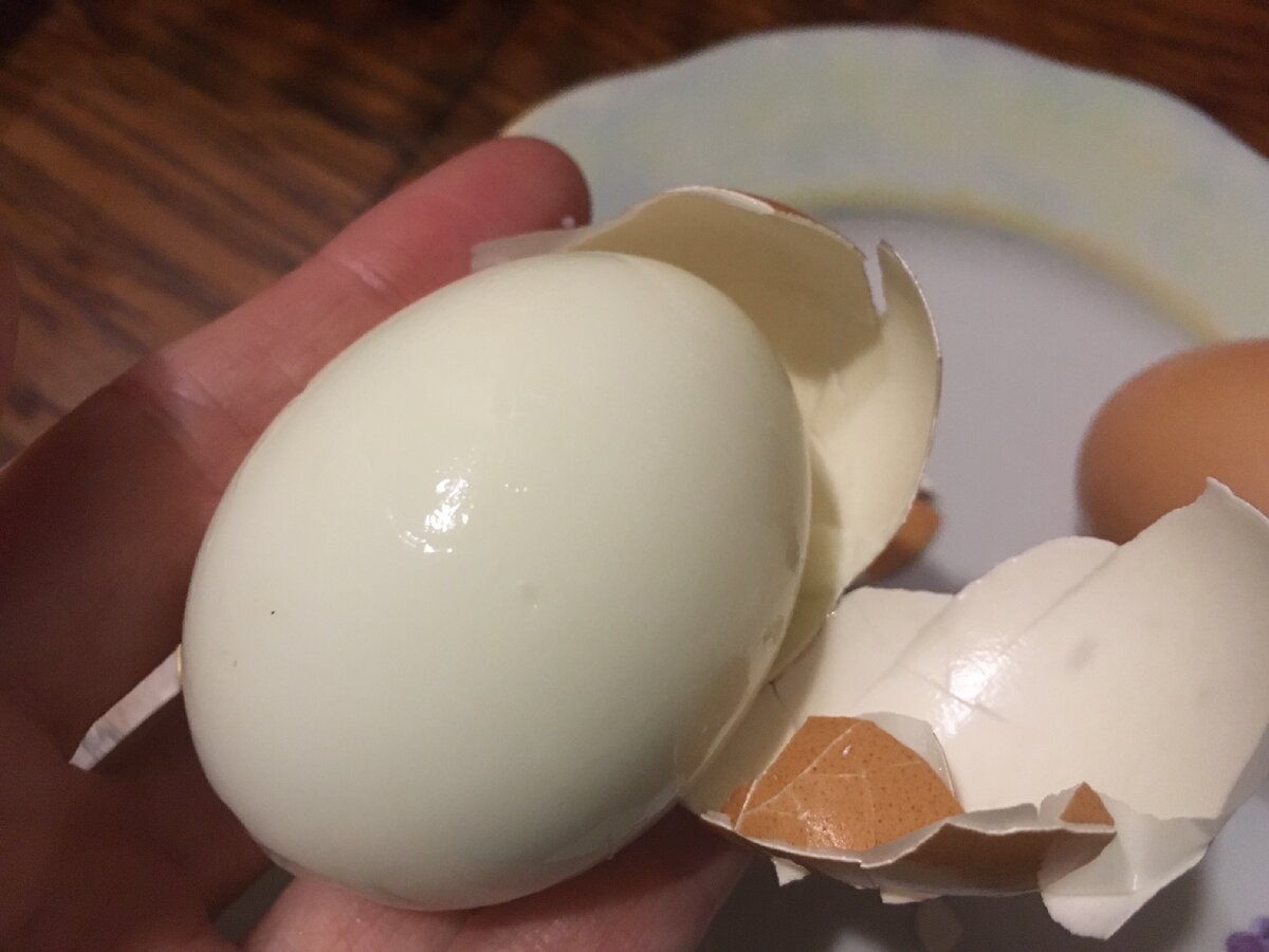 Шеф-повар прокалывает сырые яйца иголкой перед варкой. Теперь тоже варю яйца только с дырочками