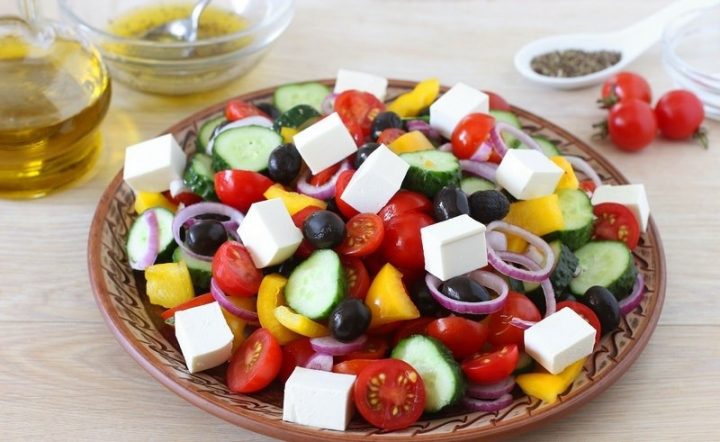 Греческий салат – блюдо практически «народное», его можно встретить везде – от придорожных кафе до самых фешенебельных ресторанов.