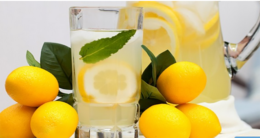 Можно пить сок лимона. Сок лимона. Лимонад в графине. Лимонная вода. Лимонные таблетки в воду.